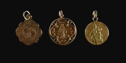 null Ensemble de trois médailles religieuses en or jaune et or rose.

7,04 grammes,...