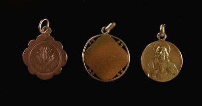 null Ensemble de trois médailles religieuses en or jaune et or rose.

7,04 grammes,...