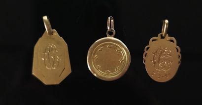 null Ensemble de trois médailles religieuses en or.

7.90 grammes, 18K, 750°/00,...