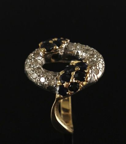null Bague en or jaune de forme ovale ajourée, ornée d'un pavage de diamants et saphirs...