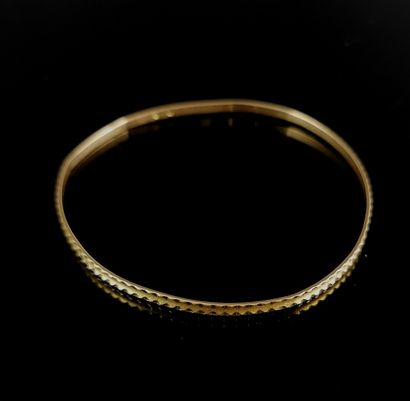 null Bracelet jonc en or jaune à décor gravé.

D_6,5 cm.

6,14 grammes, 18K, 750°/00,...
