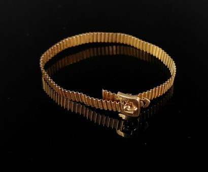 null Bracelet ajustable en or jaune, à l'imitation d'une ceinture.

XIXème siècle.

l_5...