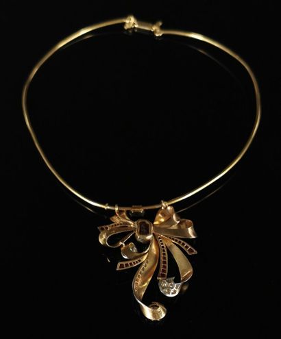 null Collier rigide en or jaune formé d'un câble uni retenant un pendentif à décor...