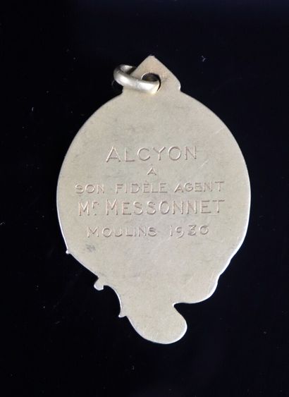 null ALCYON

Médaille de cyclisme en or gravée au revers.

Poids : 11,36 grammes,...