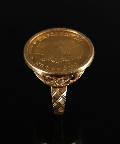 null Bague en or jaune ornée d'une pièce de dix francs Napoléon III.

Tour de doigt...
