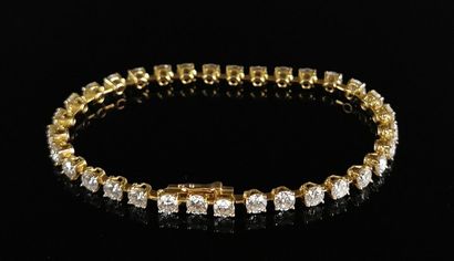 null CARTIER. 

Bracelet modèle "C de Cartier" en or jaune, orné d'une ligne de diamants...