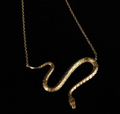 null Chaine en or jaune retenant un pendentif serpent.

L_ 39.5 cm

5.59 grammes,...