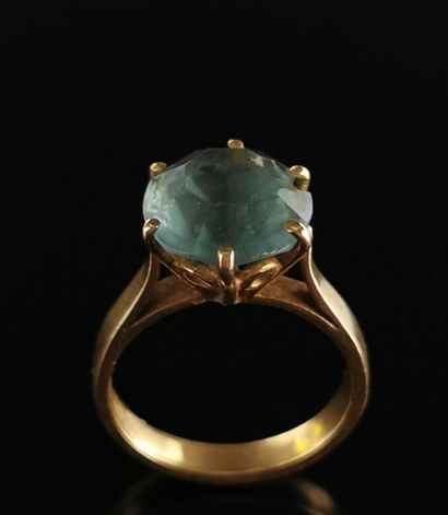 null Bague en or jaune ornée d'une pierre en verre bleu en serti griffe.

Tour de...