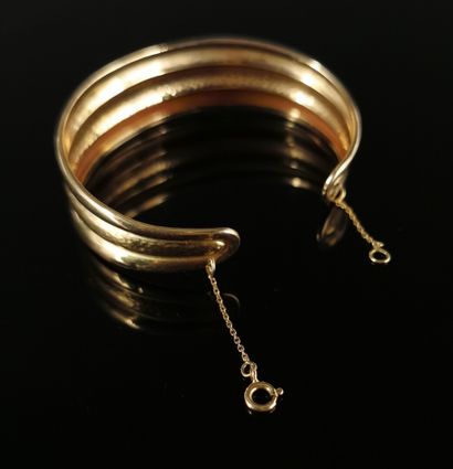 null Bracelet manchette en or jaune à décor de trois godrons allongés.

L_6 cm.

9,35...