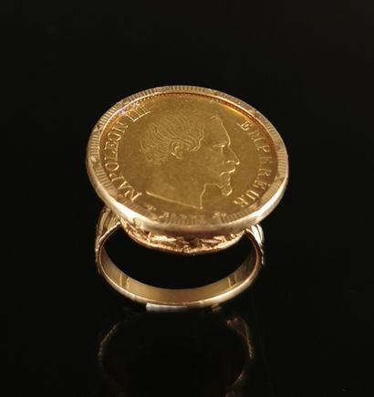 null Bague en or jaune ornée d'une pièce de dix francs Napoléon III.

Tour de doigt...