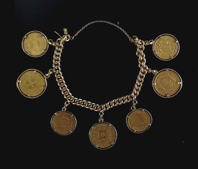 null 
Bracelet breloque en or jaune composé de sept pièces en or principalement XIXème...