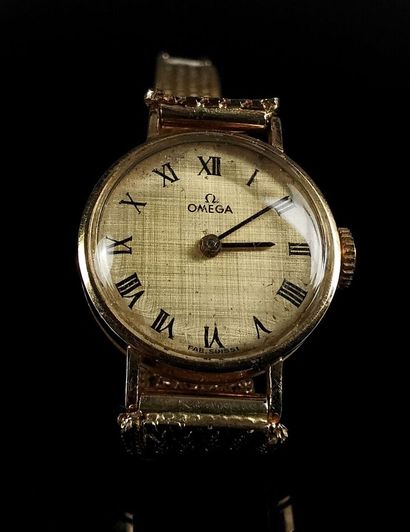 null OMEGA.

Montre de dame en or jaune, le cadran à fond champagne.

L_17,5 cm.

Poids...