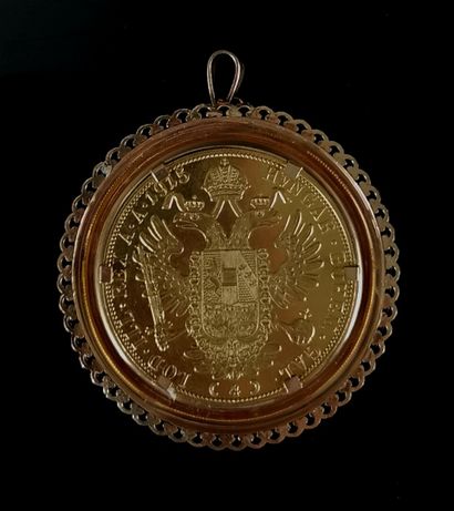 null Pendentif en or jaune orné d'une pièce autrichienne de quatre ducats or, datée...