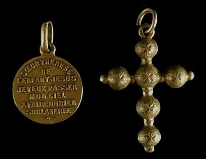 null Deux pendentifs en or jaune, l'un au profil de la Vierge, l'autre croix régionale.

H_2,3...