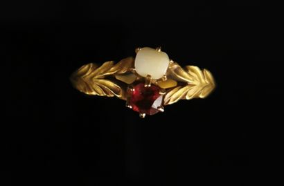 null Yellow gold ring set with a red stone and a piece of ivory.

Finger size: 53

Gross...