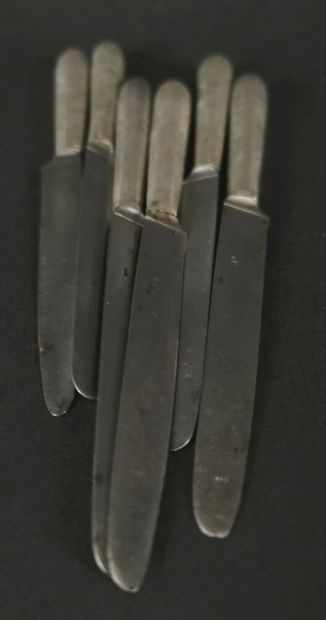 null Suite de six couteaux à fruits présumés du XVIIIème siècle. 

L_19,5 cm.

214,70...
