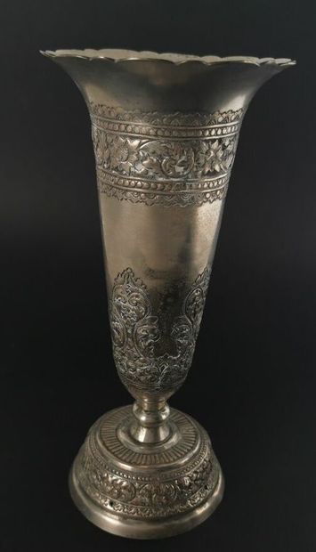 null Vase cornet en argent asiatique, bas titre.

H_ 22 cm.

229 grammes