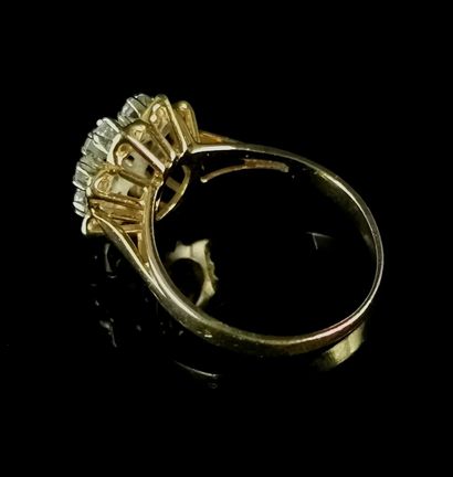 null Yellow gold daisy ring set with synthetic diamonds.

Finger size : 54.

Gross...