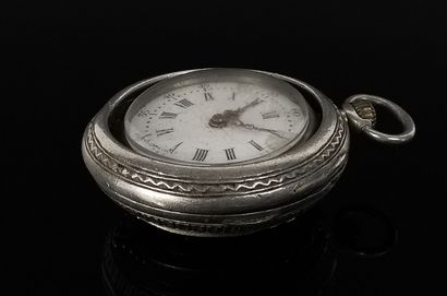 null Chatelaine et montre de col en argent et vermeil.

Style Louis XV, XIXème siècle.

Avec...