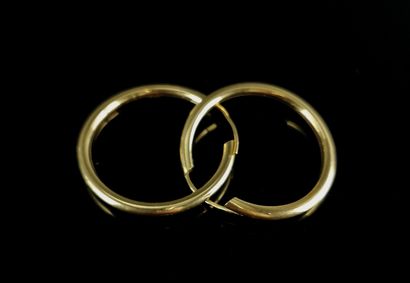 null Pair of yellow gold hoop earrings with plain rings.

D_2.5 cm.

1.72 grams,...