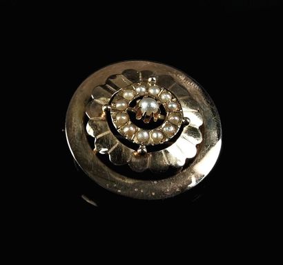 null Brooch in yellow gold and pearls.

D_2,6 cm.

Gross weight: 2.16 grams, 18K,...