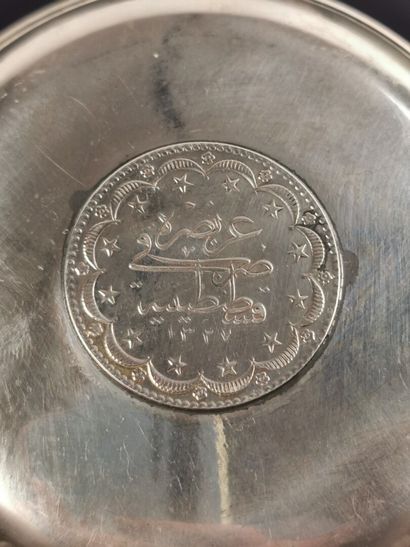 null Coupelle en argent égyptien. 

D_ 10 cm.

57,9 grammes, 800°/00