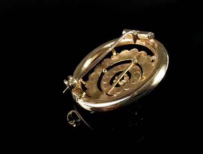 null Brooch in yellow gold and pearls.

D_2,6 cm.

Gross weight: 2.16 grams, 18K,...