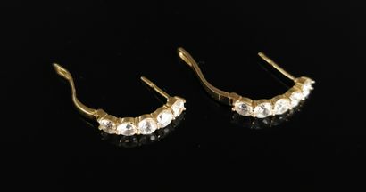 null Paire de boucles d'oreilles en or jaune ornées de cinq pierres blanche. 

H_19...