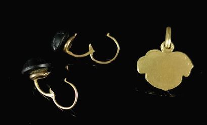 null Pendentif en or jaune à décor de rose (1,56 gr) et paire de boucles d'oreilles...