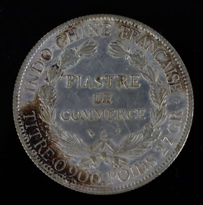 null Deux pièces en argent, l'une piastre de commerce, Cambodge, 1900.

L'autre 5...