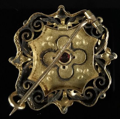 null Brooch in yellow gold, set with imitation stones.

L_2,5 cm.

Gross weight:...