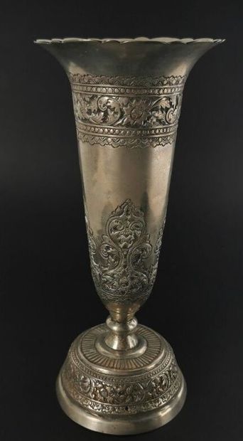 null Vase cornet en argent asiatique, bas titre.

H_ 22 cm.

229 grammes