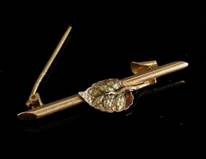 null Small gold brooch decorated with a polychrome leaf.

L_4 cm.

1.69 grams, 18K,...