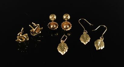 null Elements of earrings in yellow gold. 

2.49 grams ,18K, 750°/00