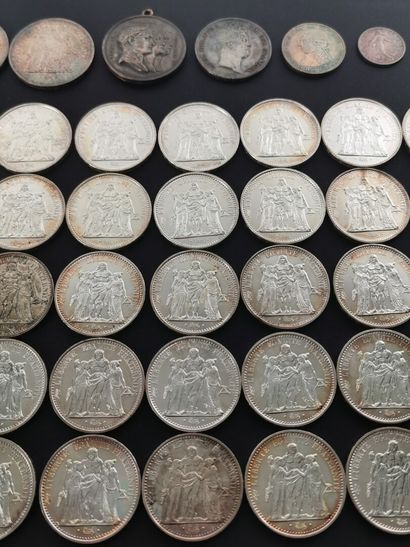 null Ensemble de pièces en argent comprenant : 

35 pièces de 10 francs Hercule.

2...