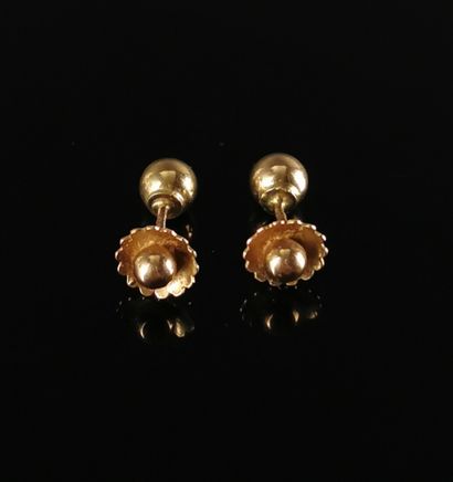 null Elements of earrings in yellow gold. 

2.49 grams ,18K, 750°/00