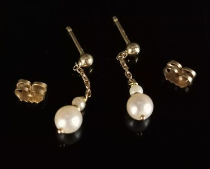 null Paire de clous d'oreilles en or jaune et perles en pendant.

H_ 2.6 cm.

Poids...