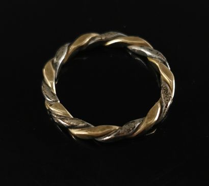 null Yellow and white gold ring. 

Finger size: 54.

2.55 grams, 18K, 750°/00.



a...