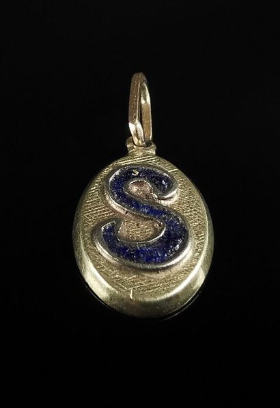 null Yellow gold pendant marked with a blue enamelled S.

L_2,3 cm (with bélière).

3.08...
