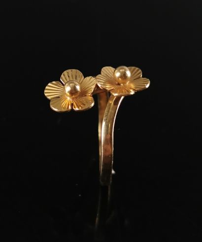 null Yellow gold ring with two flowers.

Finger size: 51.5.

2.38 grams, 18K, 75...