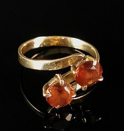 null Yellow gold ring set with two red synthetic stones.

Finger size: 51.

Gross...