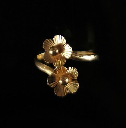 null Yellow gold ring with two flowers.

Finger size: 51.5.

2.38 grams, 18K, 75...