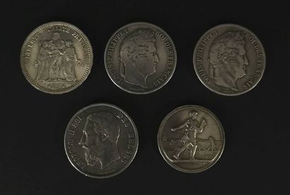 null Réunion de quatre pièces et une médaille en argent comprenant :

- deux 5 francs...