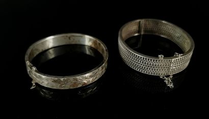null Deux bracelets en argent, l'un ajouré, l'autre à décor feuillagé.

L_ 19 cm...