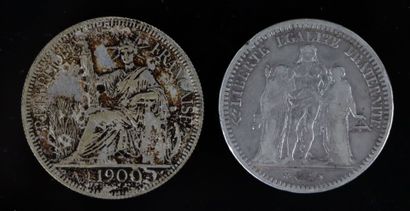 null Deux pièces en argent, l'une piastre de commerce, Cambodge, 1900.

L'autre 5...