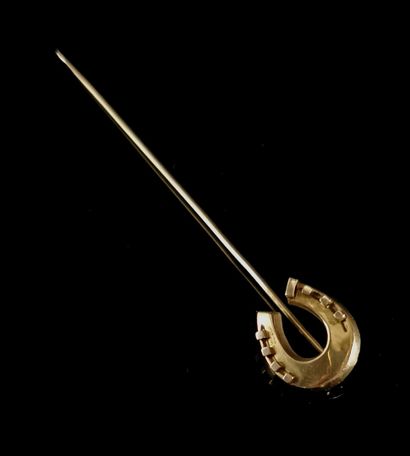 null Tie pin in yellow gold showing a horseshoe.

L_8 cm.

2.72 grams, 18k, 750°...