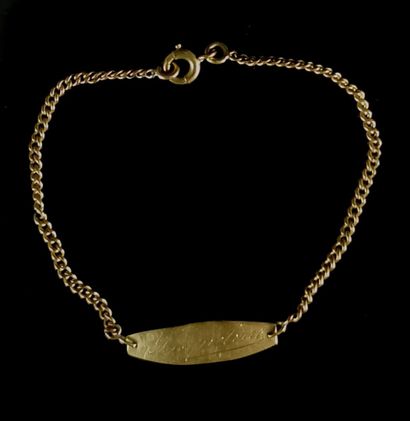 null Curb of child in yellow gold, engraved "Jacqueline".

L_13 cm.

1,59 grams,...