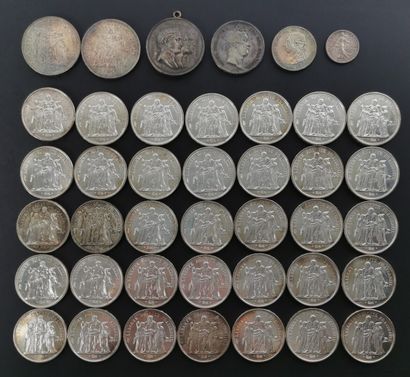 null Ensemble de pièces en argent comprenant : 

35 pièces de 10 francs Hercule.

2...