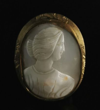 null Two shell cameos decorated with women in profile, the mounts in pompom forming...