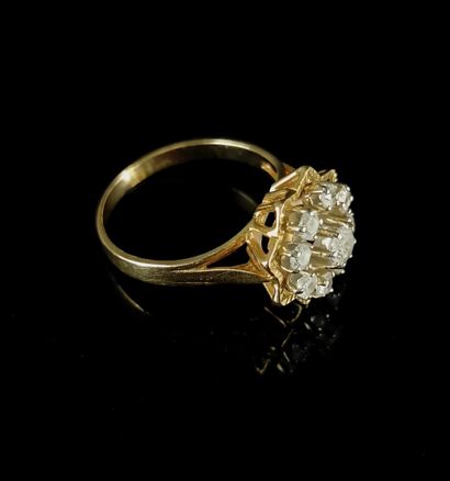 null Yellow gold daisy ring set with synthetic diamonds.

Finger size : 54.

Gross...
